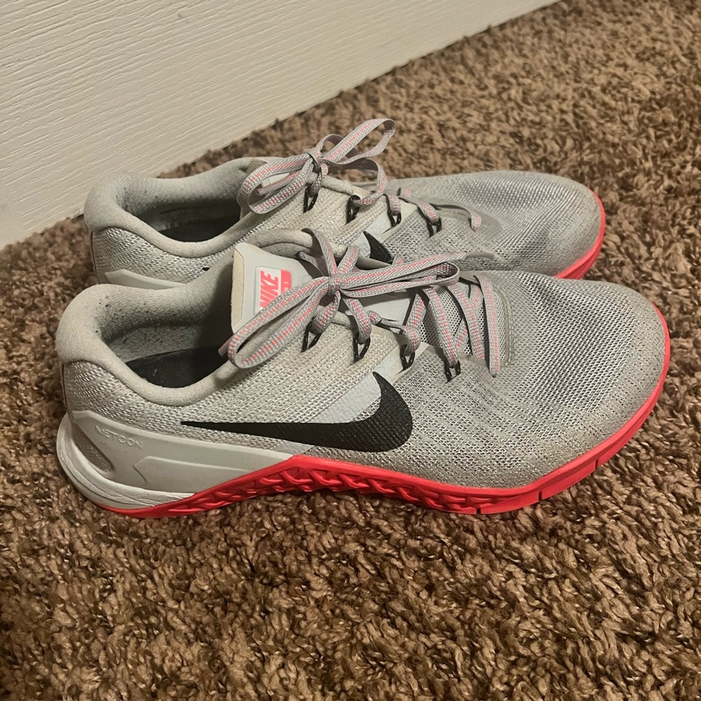Womens Size 8 Nike Metcon sneakers